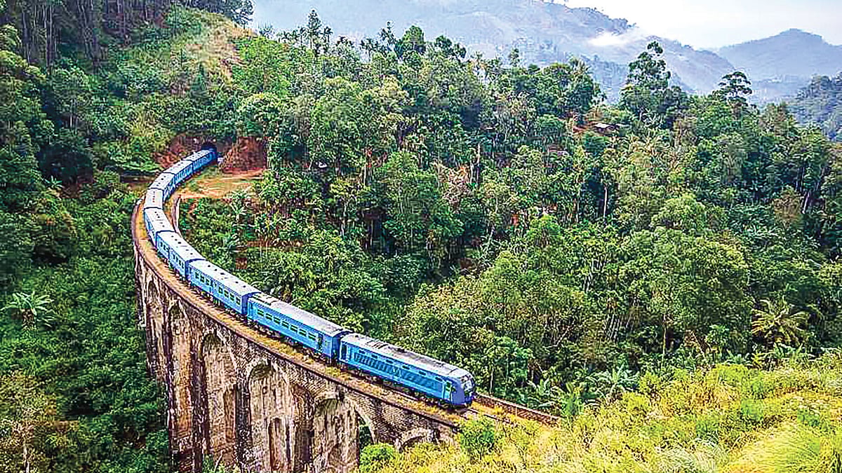 শ্রীলঙ্কার কলম্বো শহরে পাহাড়ের ওপর দিয়ে এভাবেই চলে যায় ট্রেন। ছবি: সংগৃহীত