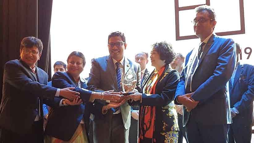 ইভোন চুর কাছ থেকে বিশেষ এক্সিলেন্স পুরস্কার নেন হোসনে আরা বেগম ও জুনাইদ আহ্‌মেদ। সংগৃহীত