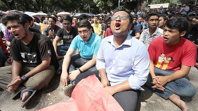 আন্দোলনে স্লোগান দিচ্ছেন বুয়েট শিক্ষার্থীরা। বুয়েট, ঢাকা, ১১ অক্টোবর। ছবি: দীপু মালাকার