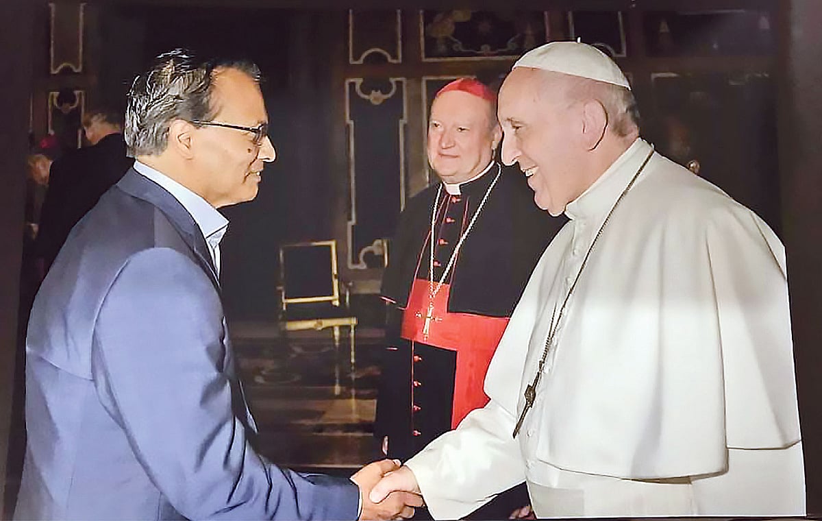 ভ্যাটিক্যানে ডিজিটাল প্রযুক্তি সম্মেলনে পোপের সঙ্গে আজিজ আহমেদ