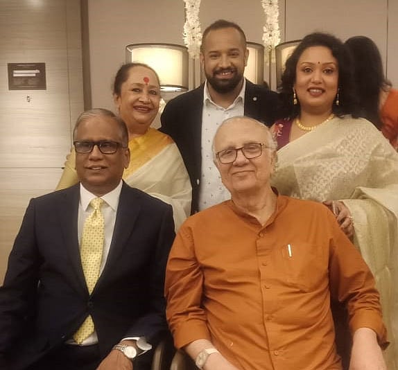 বিয়ের পর নাসির উদ্দীন ইউসুফ, রামেন্দু মজুমদার, শিমূল ইউসুফ, সাকি ব্যানার্জি ও এশা ইউসুফ। ছবি: ফেসবুক থেকে নেওয়া