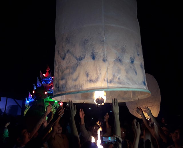 ফানুস ওড়ানোর মধ্য দিয়ে বান্দরবানে আজ থেকে তিন দিনব্যাপী মহাওয়াগ্যোয়াই পোয়ে বা প্রবারণা উৎসব শুরু হয়েছে। ছবি: প্রথম আলো