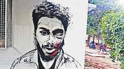 ছাত্রলীগের নেতা–কর্মীদের নির্যাতনে গুরুতর আহত এহসান রফিকের গ্রাফিতি। গতকাল দুপুরে ঢাকা বিশ্ববিদ্যালয়ের কলাভবনের দেয়ালে। প্রথম আলো