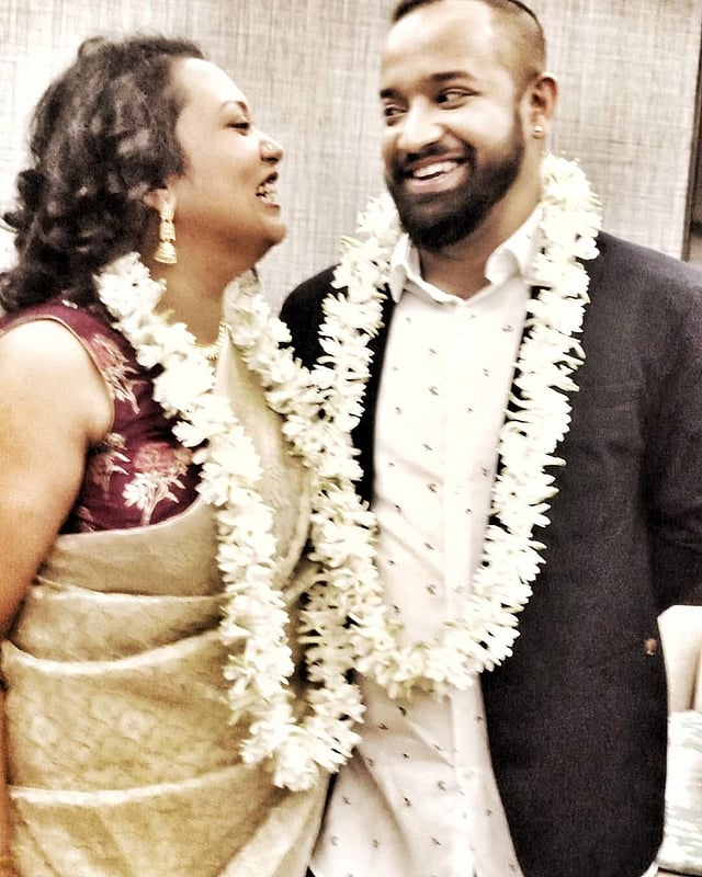 মালাবদলের পর এশা ইউসুফ ও সাকি ব্যানার্জি। ছবি: ফেসবুক থেকে নেওয়া