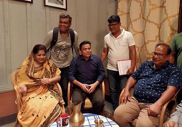 শুটিং স্পটে সহশিল্পীদের সঙ্গে মৌসুমী। ছবি: ফেসবুক থেকে নেওয়া।