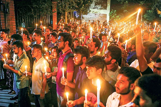 এই প্রতিবাদ নৃশংসতার বিরুদ্ধে। ছবিটি ৯ অক্টোবর সন্ধ্যায় বুয়েট ক্যাম্পাসে তোলা। ছবি: আবদুস সালাম