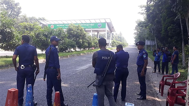 কুষ্টিয়ার ভেড়ামারা সীমান্তে পদ্মা নদীর ওপর লালন শাহ সেতুর টোলপ্লাজায় পুলিশের অবস্থান। ছবি: তৌহিদী হাসান