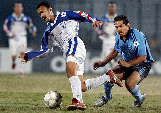 ২০০৩ সাফ চ্যাম্পিয়নশিপে ভারতের বিপক্ষে গোল্ডেন গোলে জিতেছিল বাংলাদেশ। ছবিতে বল নিয়ে ছুটছেন বাংলাদেশের আরমান মিয়া। ছবি: এএফপি