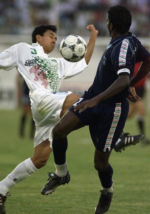 আবুধাবিতে ১৯৯৯ সালে এশিয়ান কাপ বাছাইয়ের ম্যাচে বাংলাদেশের রজনী কান্ত বর্মণ ও ভারতের আইএম বিজয়নের মধ্যে বল দখলের লড়াই। ছবি: এএফপি