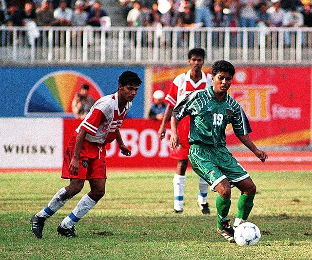 ১৯৯৯ কাঠমান্ডু সাফের সেমিফাইনাল। শাহাজউদ্দিন টিপুর দুর্দান্ত এক গোলে ম্যাচটা জিতেছিল বাংলাদেশ। ছবি: এএফপি