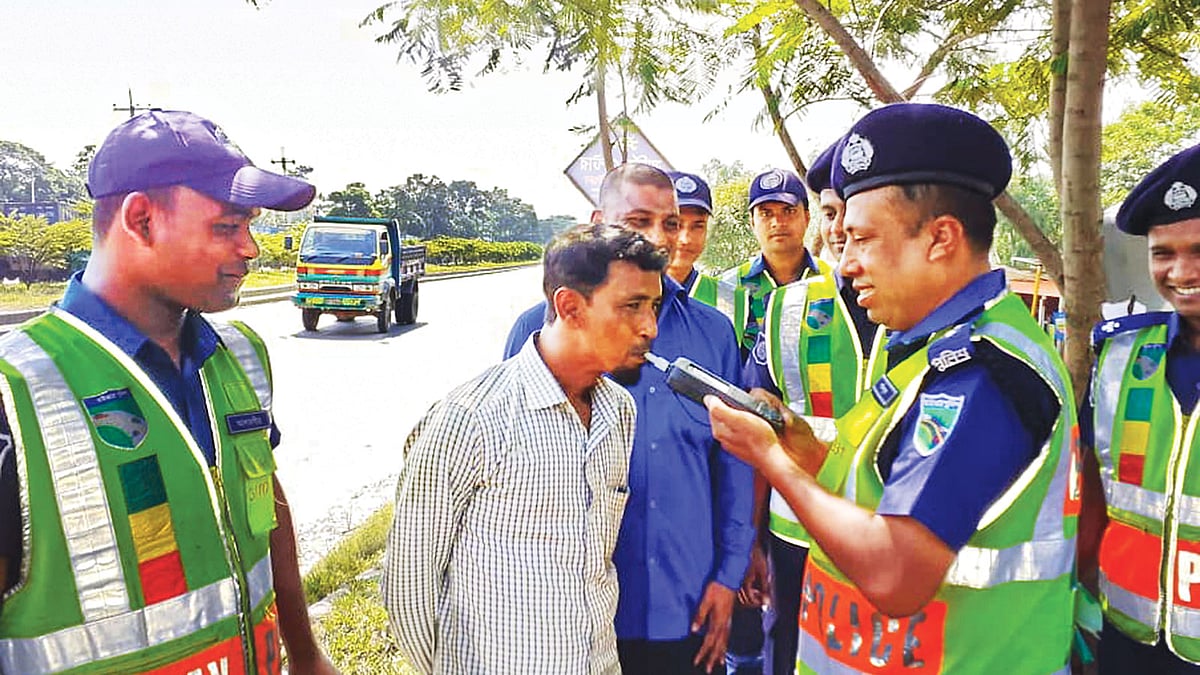 চালক মদ্যপ কি না, অ্যালকোহল ডিটেক্টর দিয়ে তা পরীক্ষা করে দেখছেন জোরারগঞ্জ হাইওয়ে পুলিশের সদস্যরা। গতকাল বেলা ১১টায় মিরসরাইয়ে ঢাকা-চট্টগ্রাম মহাসড়কের সোনাপাহাড় এলাকায়। ছবি: সংগৃহীত