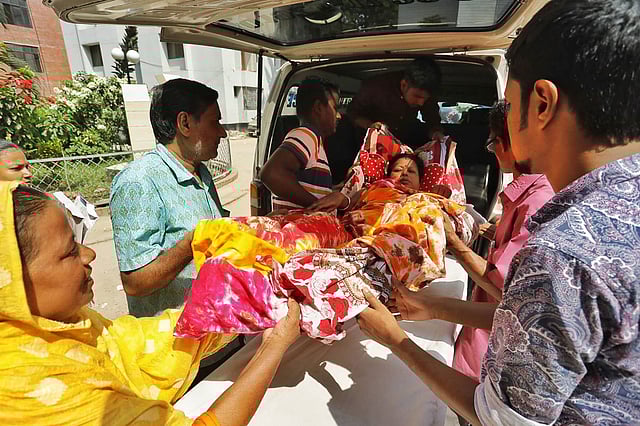 চিকিৎসা শেষে ৪৮ দিন পর পঙ্গু হাসপাতাল থেকে বাসায় ফিরেছেন সড়ক দুর্ঘটনায় পা হারানো কৃষ্ণা রায়। ছবি: দীপু মালাকার