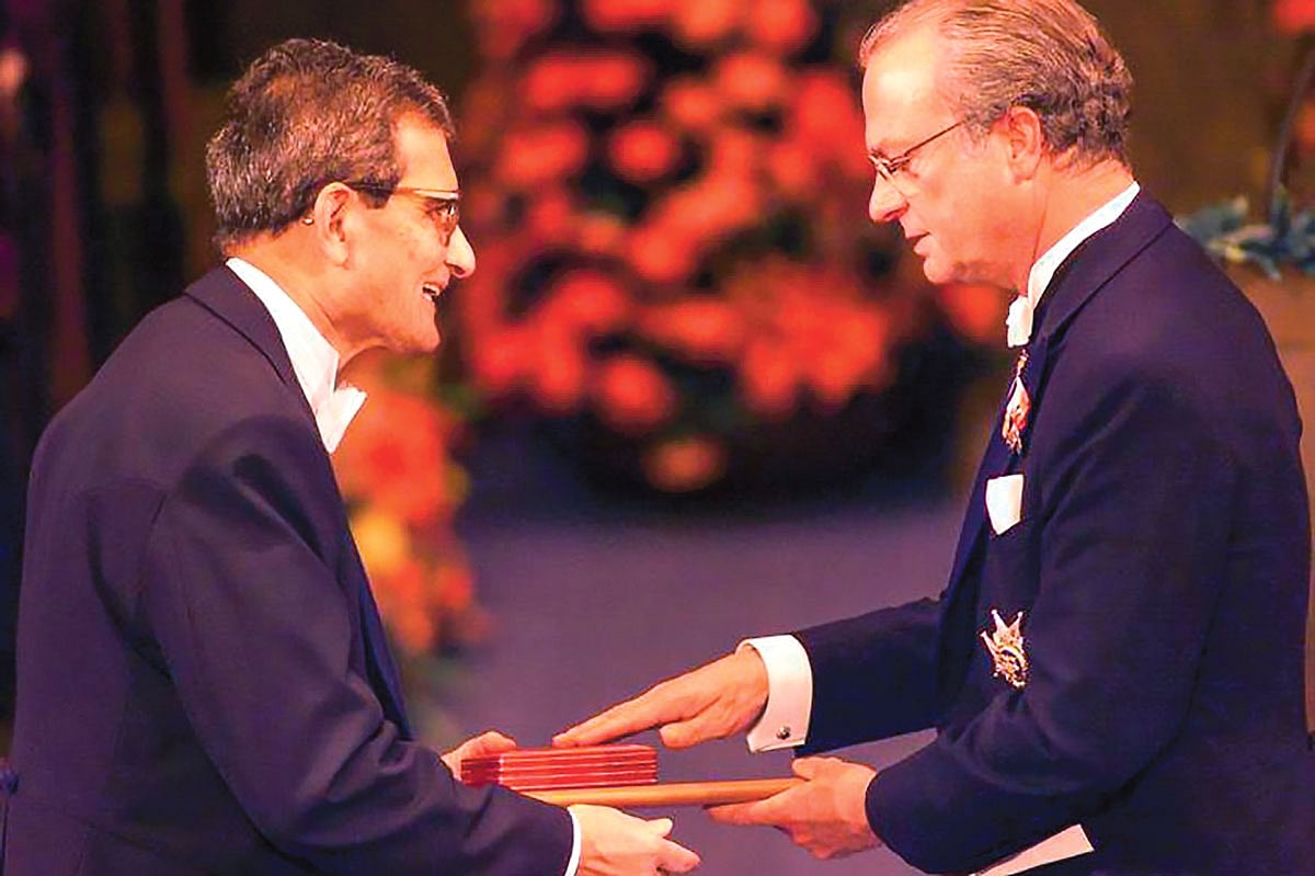 ১৯৯৮ সালের ১০ ডিসেম্বর। সুইডেনের রাজা কার্ল গুস্তাফের কাছ থেকে নোবেল পুরস্কার নিচ্ছেন অমর্ত্য সেন।