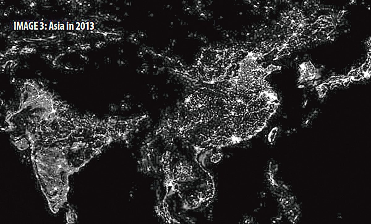 ২০১৩ সালের আলোকোজ্জ্বল এশিয়া। ১৯৯২ সালে একই জায়গার তোলা ছিল অন্ধকারাচ্ছন্ন। ছবি নাসার।