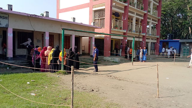 নোয়াখালীর কবিরহাট উপজেলার সরকারি মডেল প্রাথমিক বিদ্যালয় কেন্দ্রে ভোট গ্রহণ চলছে। ছবি: মাহবুবুর রহমান।