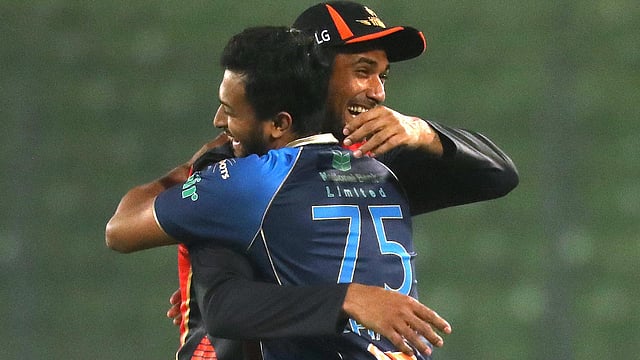 গুঞ্জনে ভীষণ মজা পেয়েছেন সাকিব-মাহমুদউল্লাহ। প্রথম আলো ফাইল ছবি