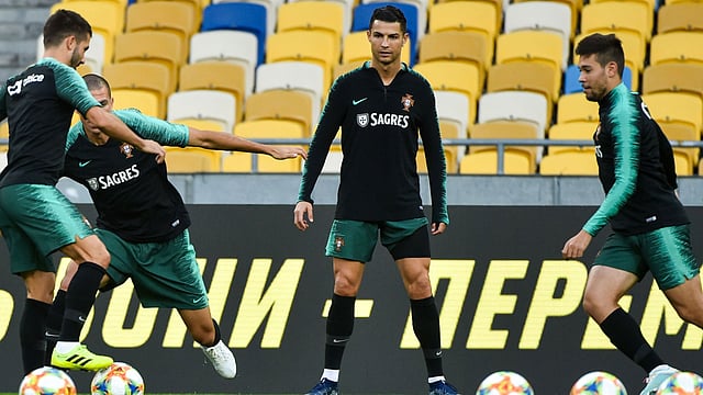 আজ ইউরোর বাছাইয়ে রোনালদোর পর্তুগাল মাঠে নামবে। ছবি: এএফপি