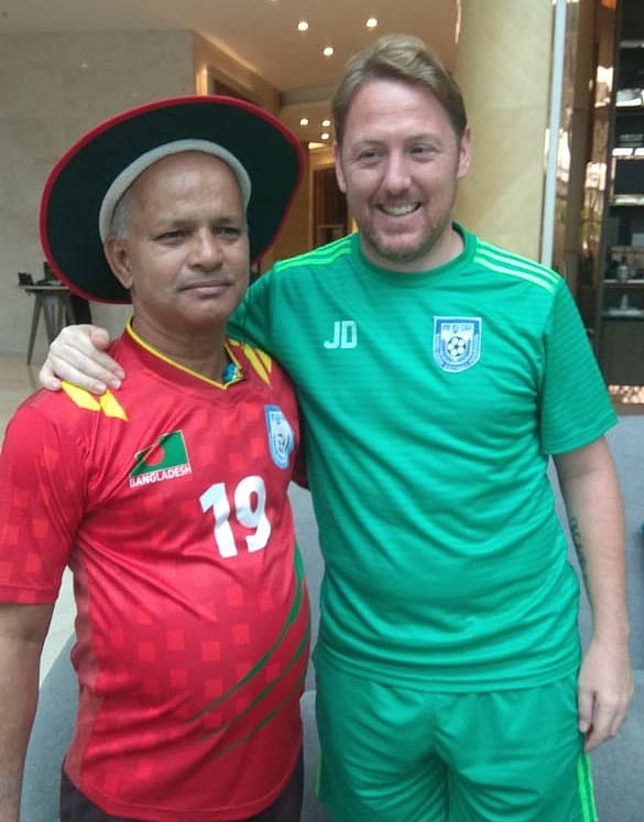 কোচ জেমি ডের সঙ্গে সুবুল চন্দ্র। ছবি: প্রথম আলো