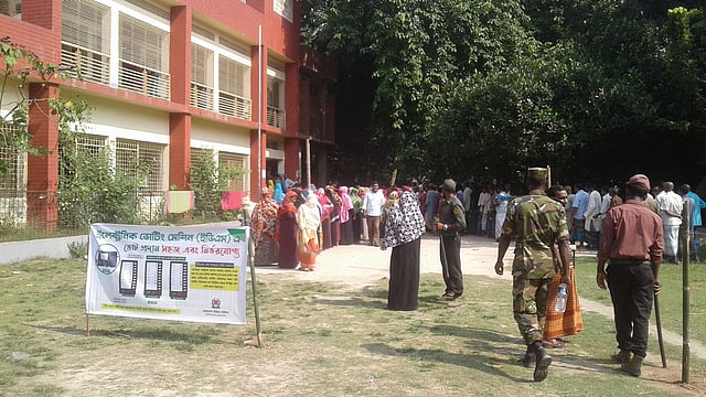 ঝিনাইদহের কোটচাঁদপুর উপজেলার ফাদিলপুর কেন্দ্রে ইভিএম পদ্ধতিতে ভোট দিতে আসা ভোটারদের লম্বা লাইন। ছবি: আজাদ রহমান