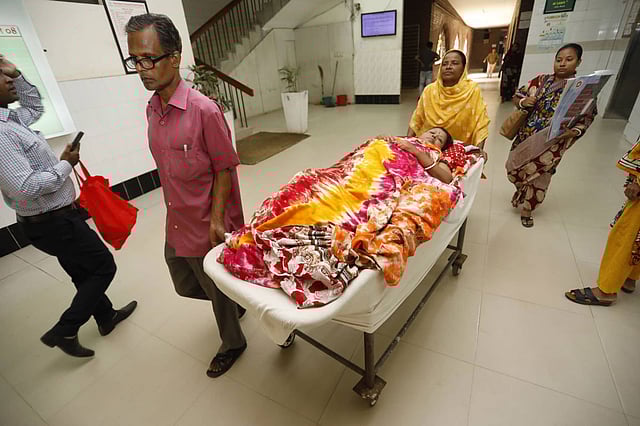 চিকিৎসা শেষে ৪৮ দিন পর পঙ্গু হাসপাতাল থেকে বাসায় ফিরেছেন সড়ক দুর্ঘটনায় পা হারানো কৃষ্ণা রায়। ছবি: দীপু মালাকার