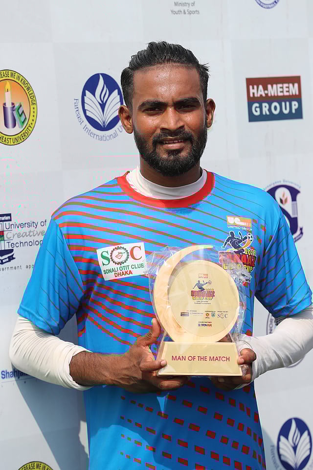 ম্যাচ সেরা খেলোয়াড় রাসেল মুন্সী। ছবি: প্রথম আলো