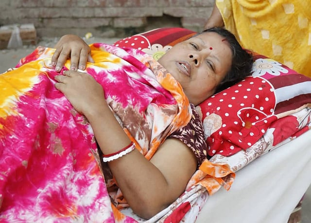 চিকিৎসা শেষে ৪৮ দিন পর পঙ্গু হাসপাতাল থেকে বাসায় ফিরেছেন সড়ক দুর্ঘটনায় পা হারানো কৃষ্ণা রায়। ছবি: দীপু মালাকার