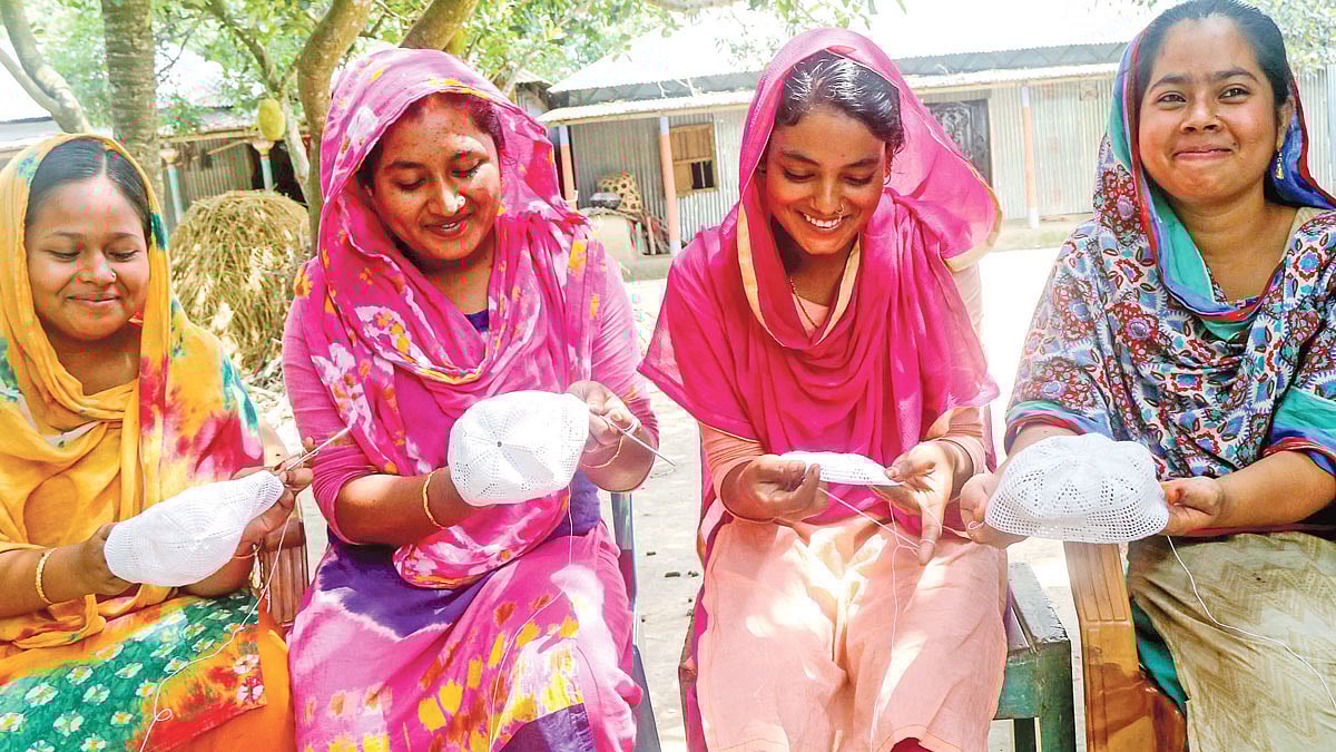 বগুড়ার ধুনট উপজেলার টুপি তৈরি করছেন মারুফা খাতুন, গুলশান আরা, শাপলা খাতুন ও মাবিয়া খাতুন। ছবি: প্রথম আলো
