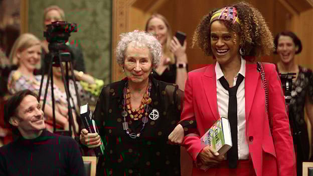 বুকার পুরস্কারজয়ী মার্গারেট অ্যাটউড (বাঁয়ে বই হাতে) ও বার্নাডিন এভারিস্তো। ছবি: রয়টার্স