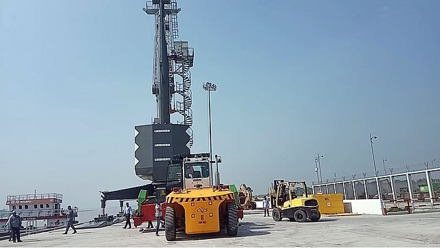 পায়রা বন্দরে স্থাপন করা হয়েছে মোবাইল হারবার ক্রেন। এটি স্থাপনের ফলে পণ্য ওঠানামার কার্যক্রমে আরও গতি আসবে। ছবি: প্রথম আলো
