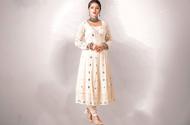 রুপার গয়নায় রঙিন কাচের নকশা