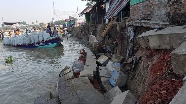 চাঁদপুরে ভাঙন-আতঙ্কে নদী তীরবর্তী বাড়ি ভাঙনের মুখে। আজ মঙ্গলবার সকালে তোলা। ছবি: আলম পলাশ
