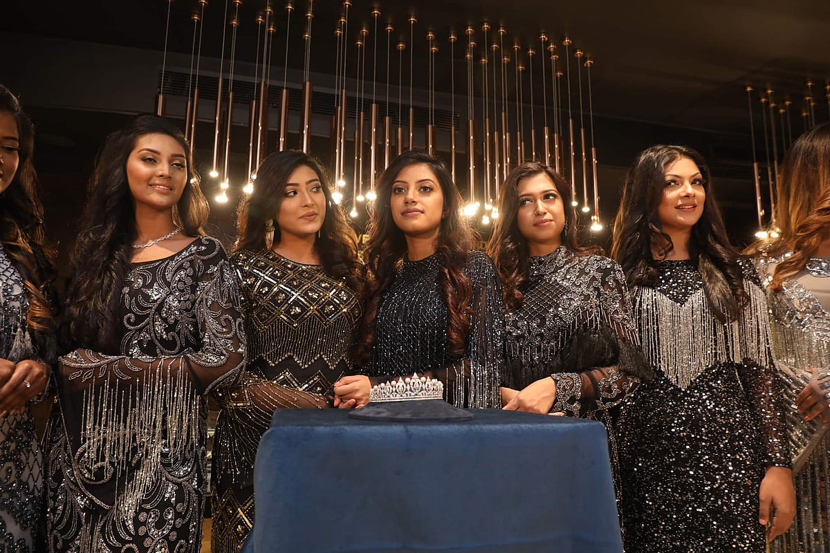 ২০ লাখ টাকা দামের মুকুটের সামনে মিস ইউনিভার্স বাংলাদেশ প্রতিযোগীরা। ছবি: প্রথম আলো
