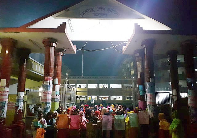প্রভোস্টের পদত্যাগের দাবিতে কুষ্টিয়ার ইসলামী বিশ্ববিদ্যালয়ের শেখ হাসিনা হলের ছাত্রীরা আন্দোলন করছেন। সোমবার রাতে হলের ফটকের সামনে তোলা। ছবি: প্রথম আলো