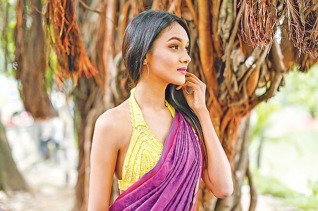 শাড়ির সঙ্গে ভিন্নতা এনেছে ক্রুশ কাঁটায় বোনা ব্লাউজ। মডেল: নিধি, পোশাক: বিবি প্রোডাকশন্স, সাজ: জারাস বিউটি লাউঞ্জ, ছবি: সুমন ইউসুফ