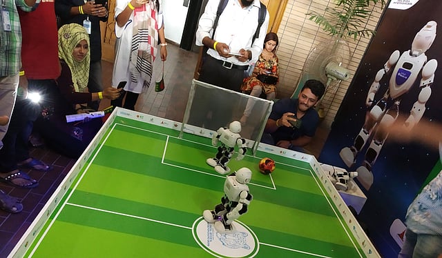 ডিজিটাল প্রযুক্তিপণ্যের মেলায় তরুণদের আকর্ষণ করছে নানা উদ্ভাবন। ছবি: প্রথম আলো