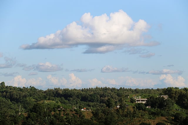 সবুজে ঘেরা পাহাড়ি বসতির মাঝে একখণ্ড সাদা মেঘ