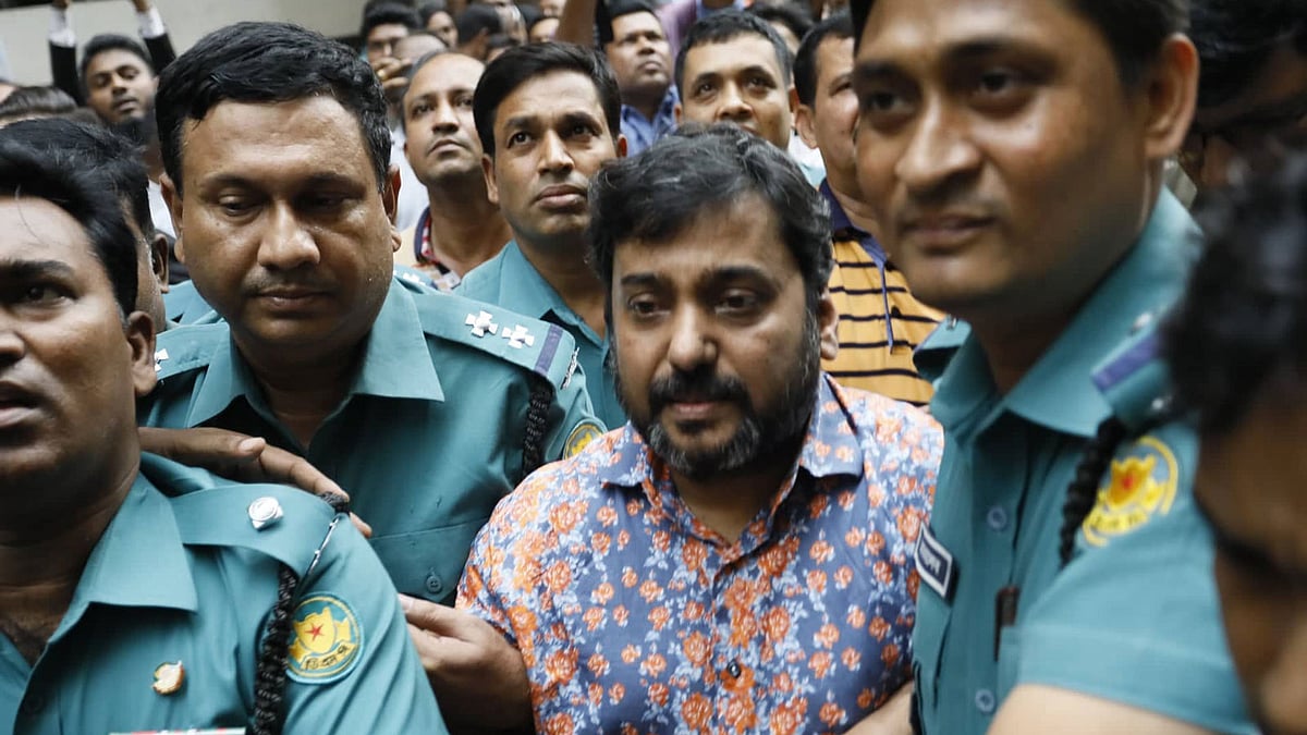 ঢাকার আদালতে ইসমাইল হোসেন চৌধুরী সম্রাট। ঢাকা, ১৫ অক্টোবর। ছবি: তানভীর আহম্মেদ