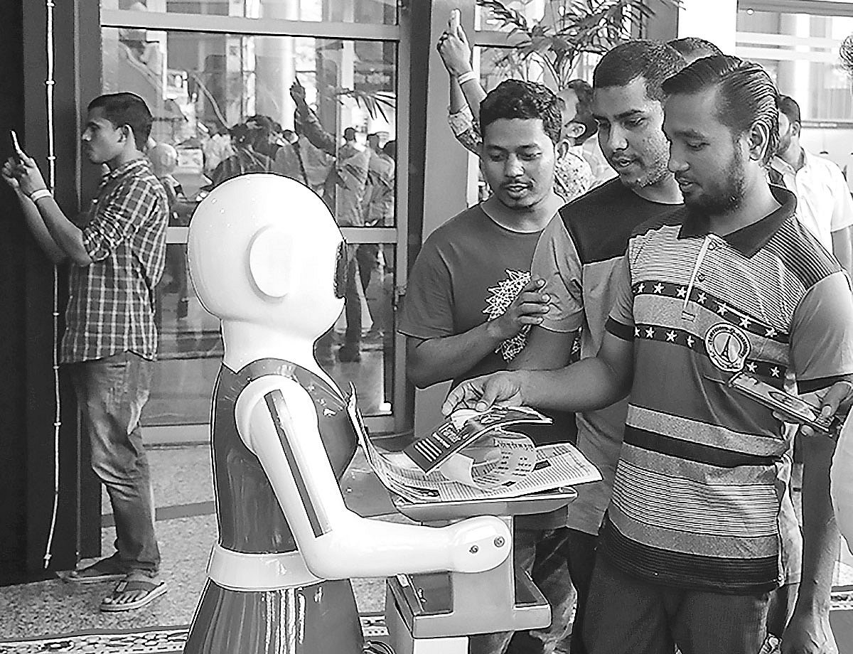 প্রচারপত্র বিতরণ করছে রোবট।  প্রথম আলো