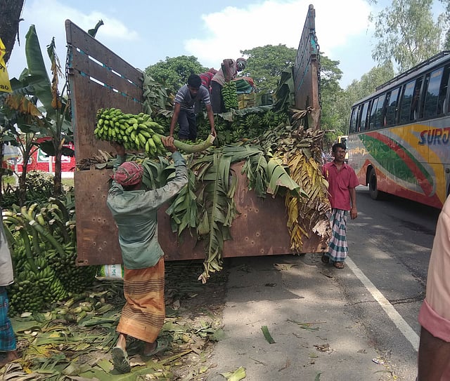 হাট শেষে কলা অন্য বাজারে নেওয়ার প্রস্তুতি