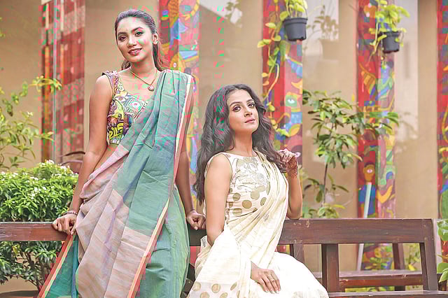 ব্লাউজের কাপড়ে নানা রকম চিত্র ও ব্লকপ্রিন্ট। পোশাক: যাত্রা ও সাদাকালো