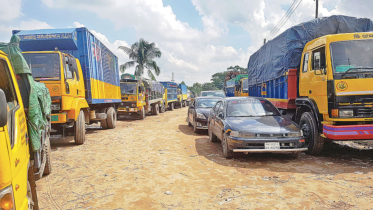 মাদারীপুরে কাঁঠালবাড়ি ও মুন্সিগঞ্জের শিমুলিয়া নৌপথে এক সপ্তাহ ধরে ফেরি চলাচল ব্যাহত হচ্ছে। আটকে আছে যানবাহন। গতকাল বিকেলে।  প্রথম আলো
