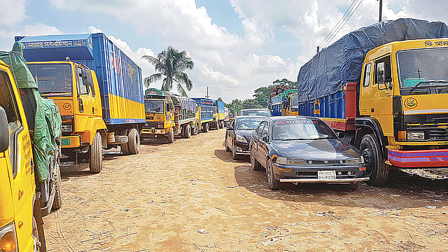 মাদারীপুরে কাঁঠালবাড়ি ও মুন্সিগঞ্জের শিমুলিয়া নৌপথে এক সপ্তাহ ধরে ফেরি চলাচল ব্যাহত হচ্ছে। আটকে আছে যানবাহন। গতকাল বিকেলে।  প্রথম আলো