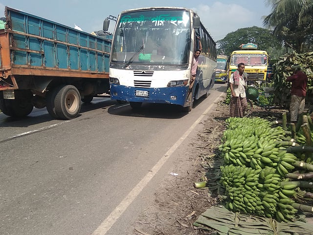 ঝুঁকি নিয়ে যানবাহন চলাচল