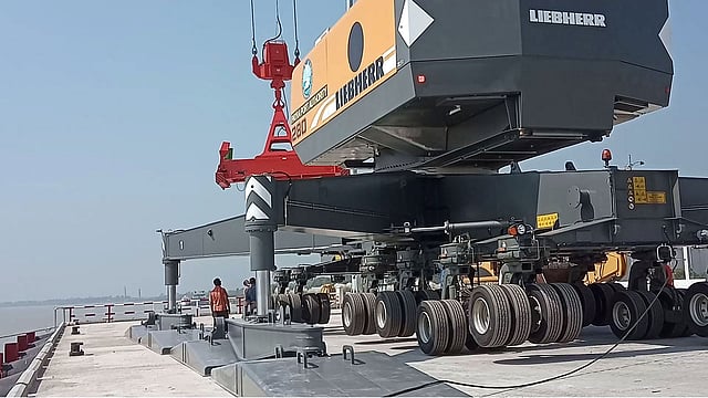 পটুয়াখালীর কলাপাড়ার পায়রা বন্দরে লাইটার জাহাজ থেকে জেটিতে পণ্য ওঠানামার কার্যক্রম এবং সার্ভিস জেটির উদ্বোধন হয়েছে। ছবি: প্রথম আলো