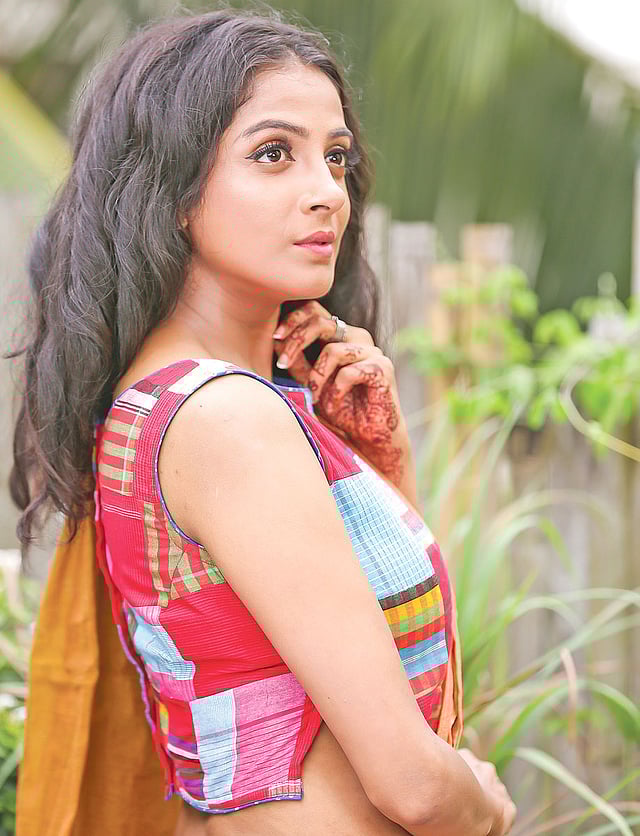 গামছা কাপড়ের ব্লাউজ। পোশাক: যাত্রা