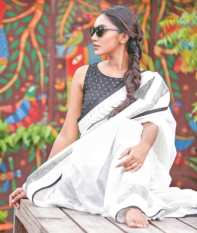 বোট নেক গলার ব্লাউজ এখন জনপ্রিয়। পোশাক: সাদাকালো