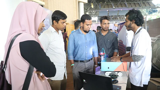 নিজের প্রকল্প সম্পর্কে দর্শনার্থীদের সঙ্গে কথা বলছেন এক শিক্ষার্থী