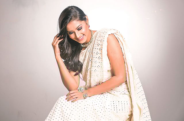 সাদা শাড়ির সঙ্গে িমনা করা ধাতব গয়না মানিয়ে যাবে বেশ। পোশাক: আদ্রিয়ানা