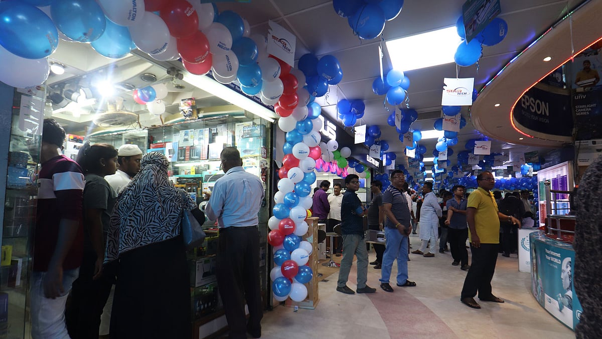 কম্পিউটার মেলায় ক্রেতাদের আগ্রহ নতুন ল্যাপটপে। ছবি: কম্পিউটার সিটি সেন্টারের সৌজন্যে