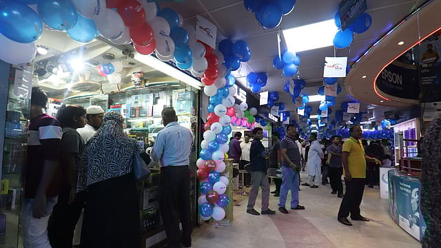 কম্পিউটার মেলায় ক্রেতাদের আগ্রহ নতুন ল্যাপটপে। ছবি: কম্পিউটার সিটি সেন্টারের সৌজন্যে